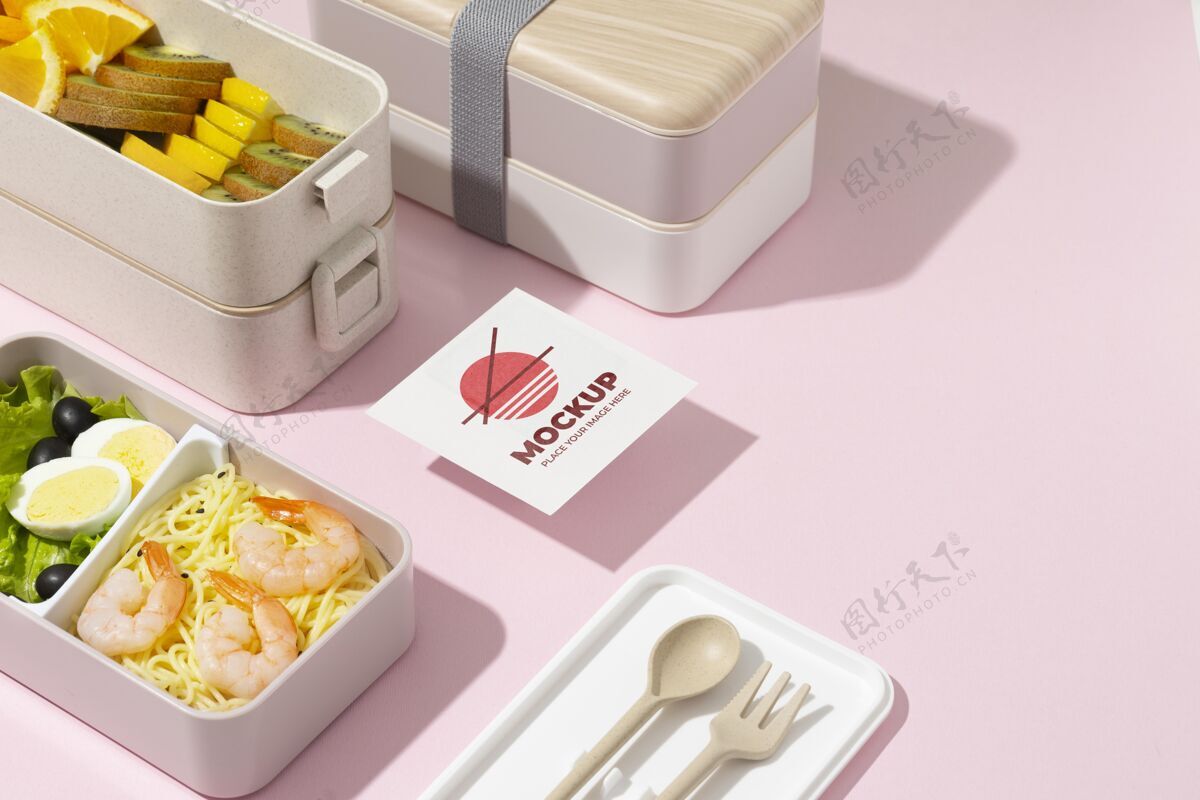 容器带模拟卡的便当盒的布置健康亚洲午餐