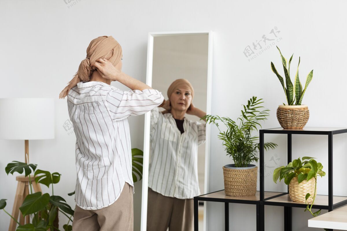 护理皮肤癌的女人照镜子意识疾病医疗