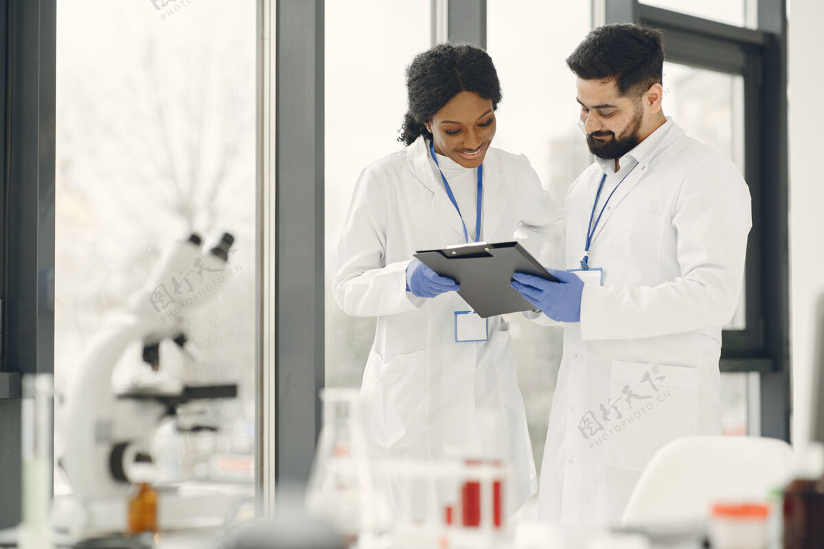 生物技术新试验集中技术人员穿制服做试验 制造疫苗科学疾病药学