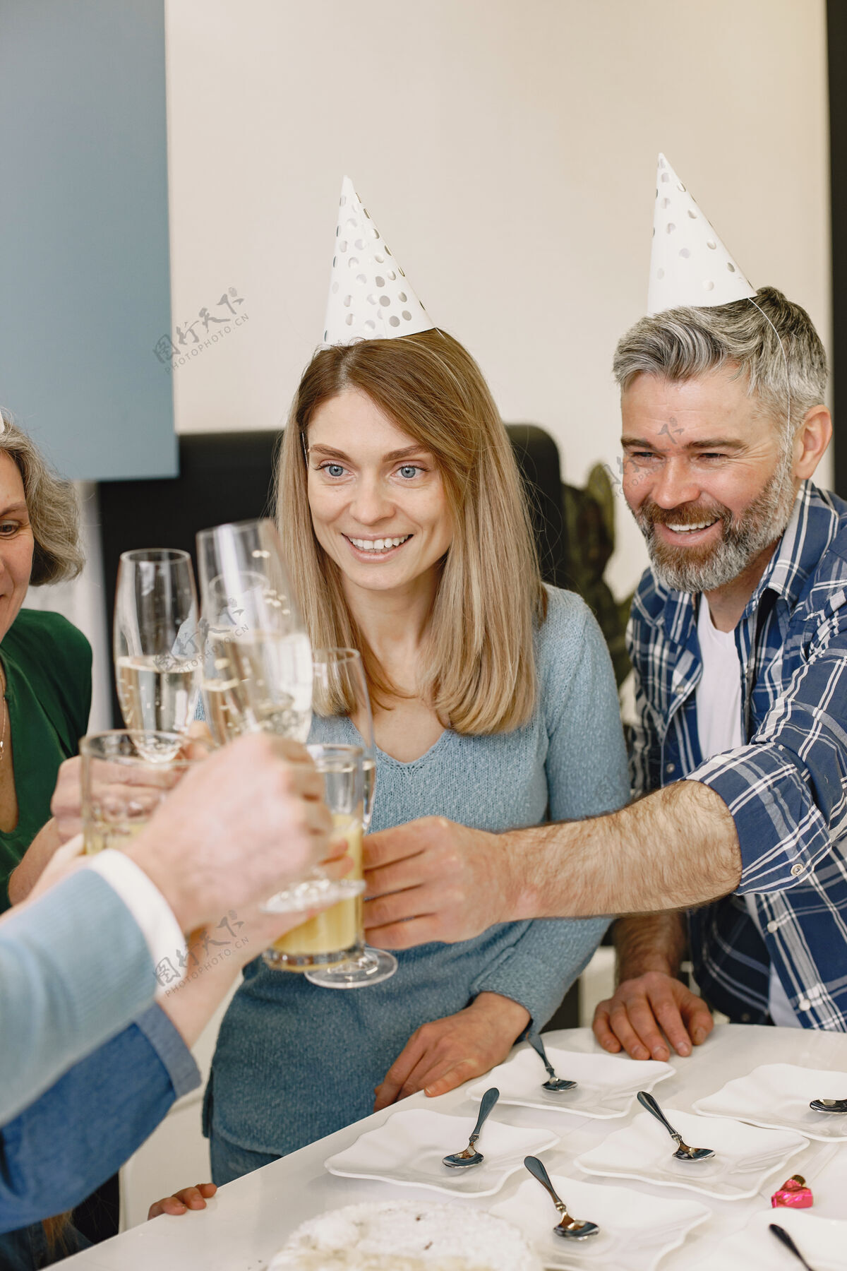 六一家人和他们的两个女儿庆祝祖母的生日人们正在用香槟庆祝他们的生日吹眼镜夫妇