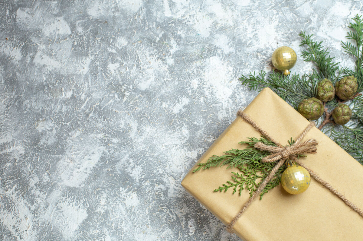 圣诞顶视图圣诞礼物与绿色的白色圣诞树枝彩色假日照片礼物新年挂件礼品容器