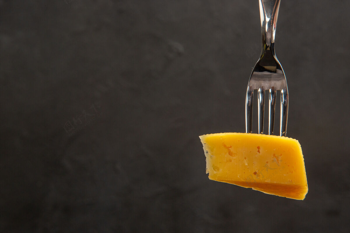 食物前视新鲜奶酪片叉子深色餐色照片早餐酥脆瓶子叉子早餐