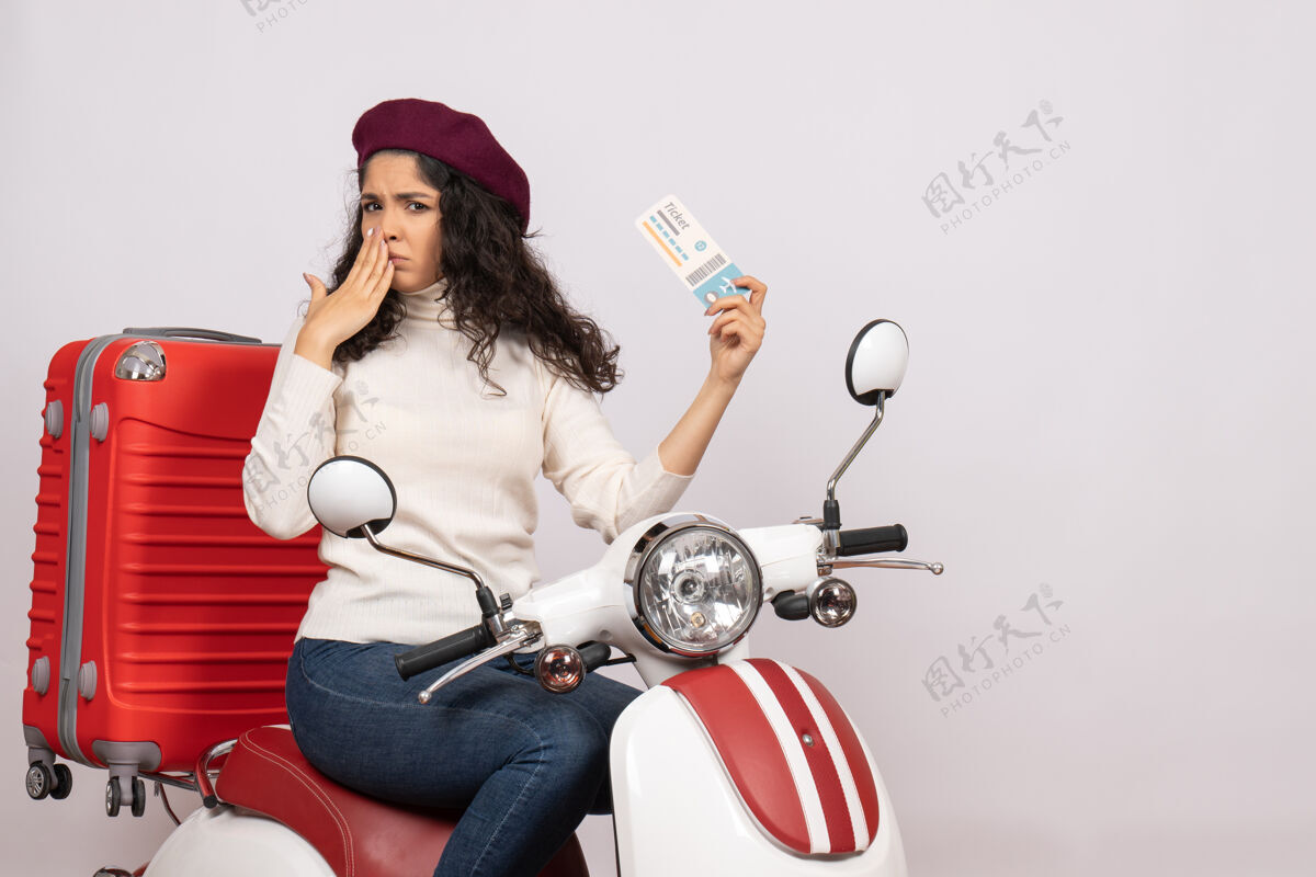 成人正面图骑自行车的年轻女性手持车票在白色背景上疾驰城市车辆度假飞行彩色道路道路速度车票