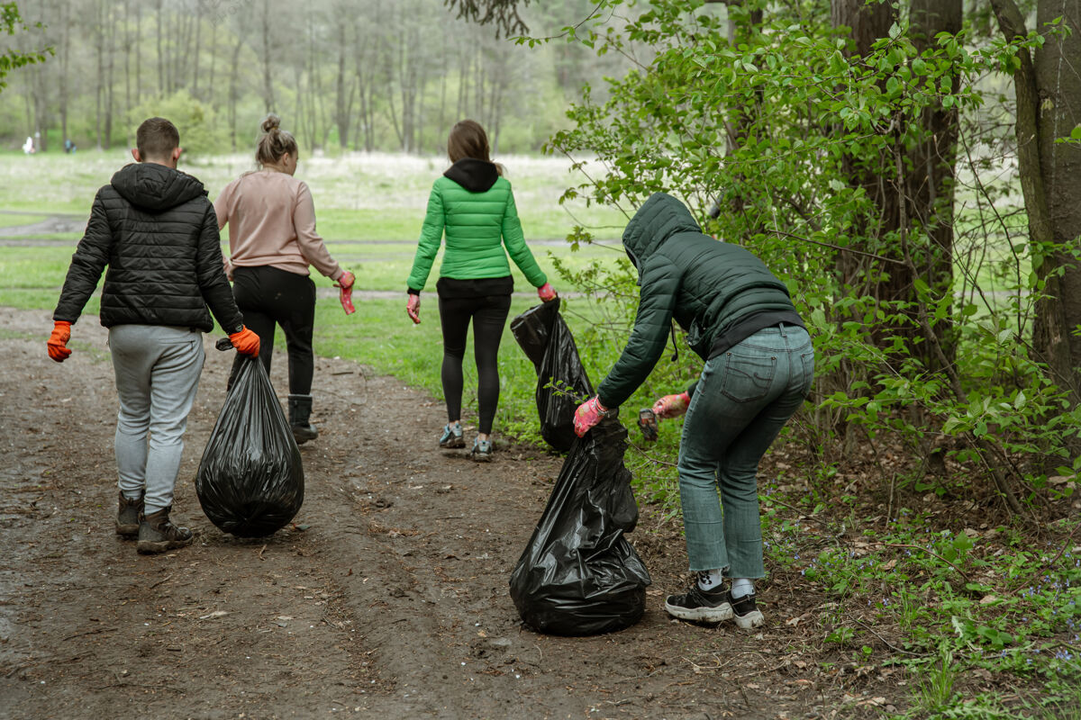 社区志愿者带着垃圾袋去大自然旅行 清洁环境保存垃圾垃圾