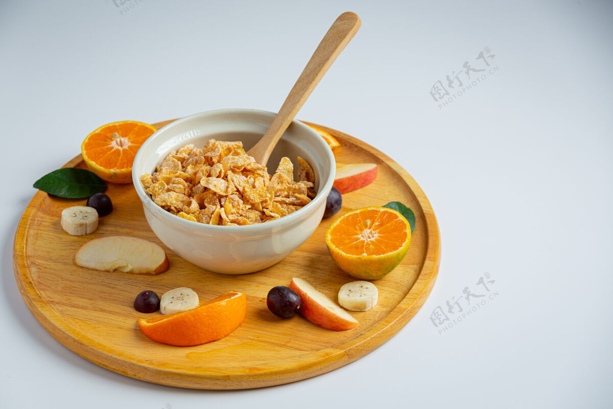 早餐碗里的麦片和大理石背景上的混合水果苹果麸皮燕麦片
