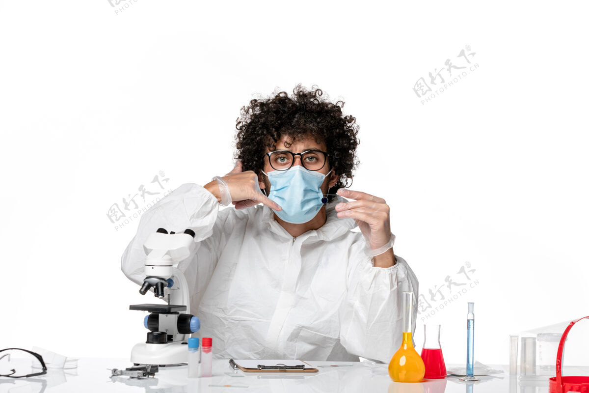 健康穿防护服的男医生无菌口罩拿着浅白色的样本医疗护目镜病毒