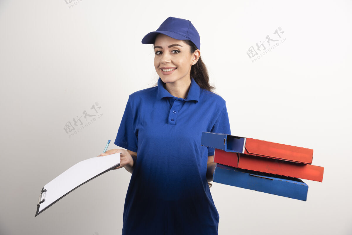 女孩女信使与纸板比萨饼和剪贴板高品质的照片邮件制服女人
