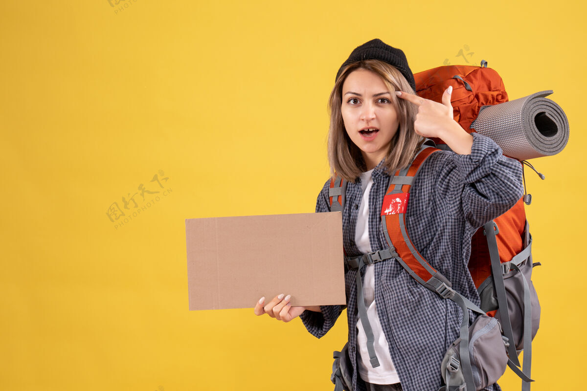 女旅客背着背包举着纸板的女旅行者成人女士肖像