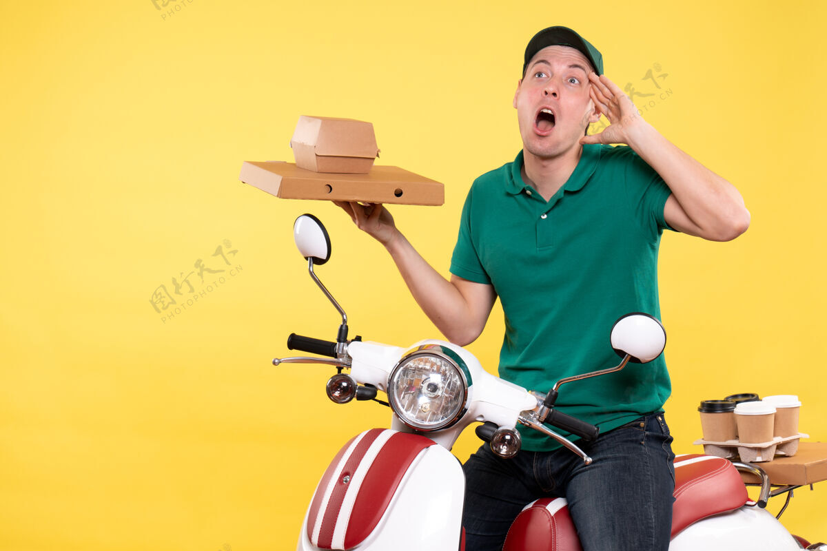 运动器械正面图身着制服的年轻男性快递员手持黄色食品包装快餐年轻男性快递摩托车
