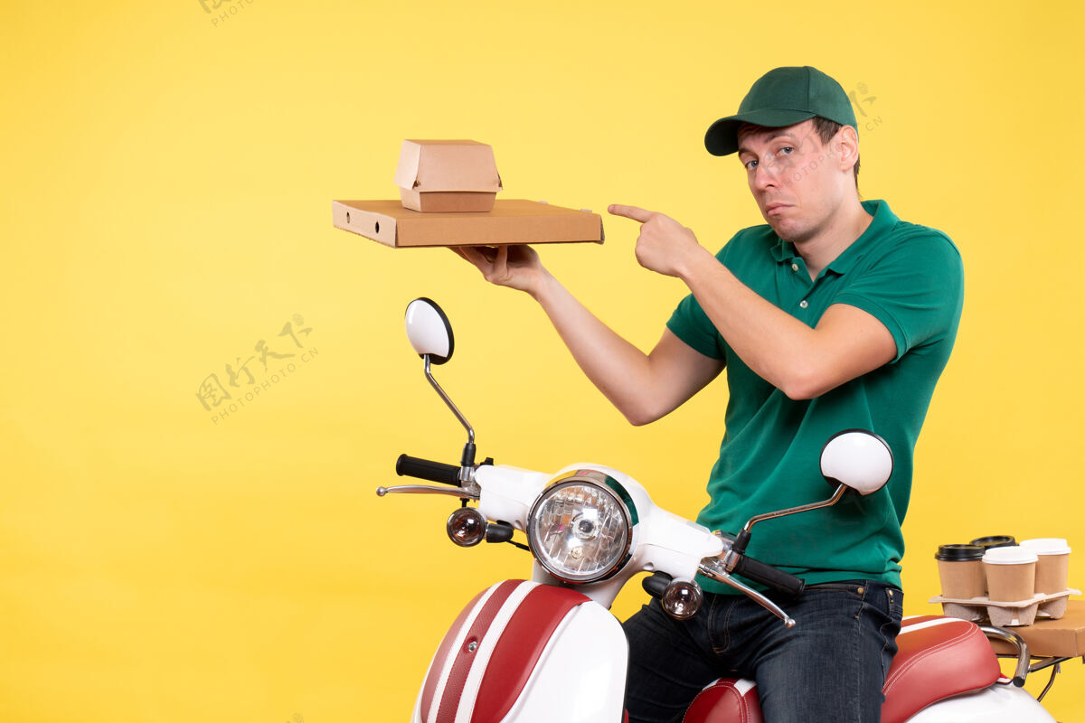 送货正面图身着制服的年轻男性快递员手持黄色食品包装速度工人传送带