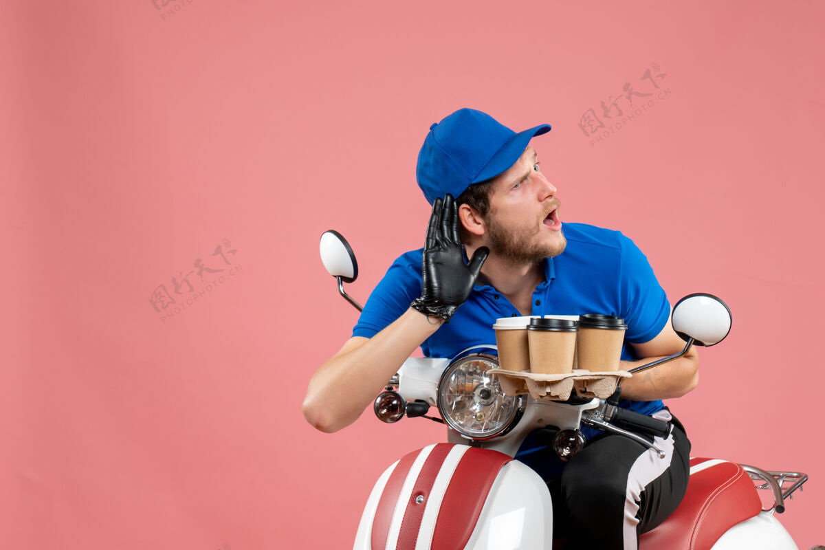 服务正面图男性信使坐在自行车上拿着咖啡杯在粉红色工作自行车人