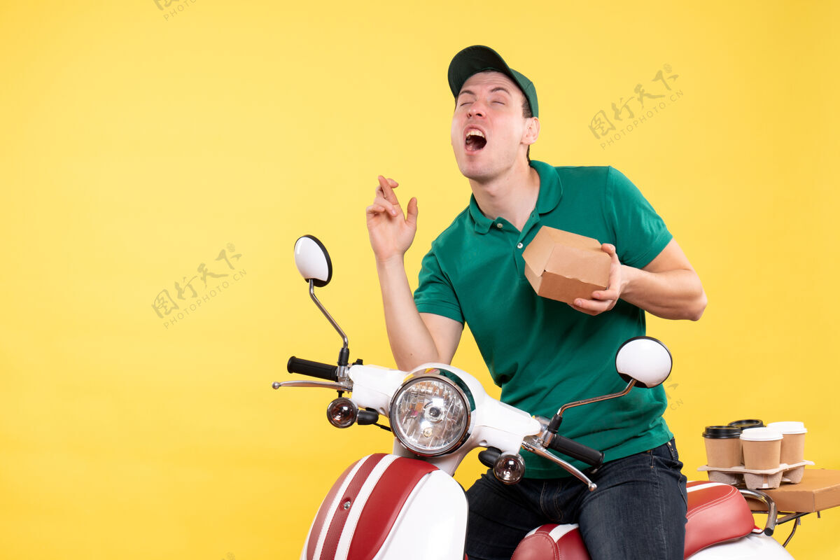 男快递正面图穿着制服的男信使拿着黄色的小食品包食物服务包装