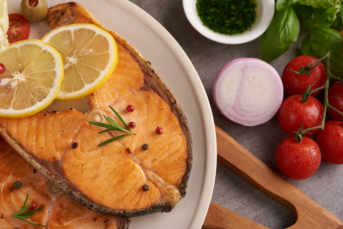 重量美味的熟三文鱼鱼片烤三文鱼鱼片和新鲜的绿色莴苣蔬菜西红柿沙拉均衡的营养理念 为清洁饮食提供灵活的地中海饮食午餐损失柔韧