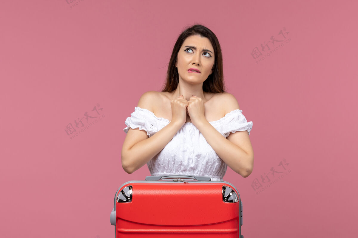 女士正面图粉色背景上准备度假的年轻女性出国旅游粉碎者航行成人