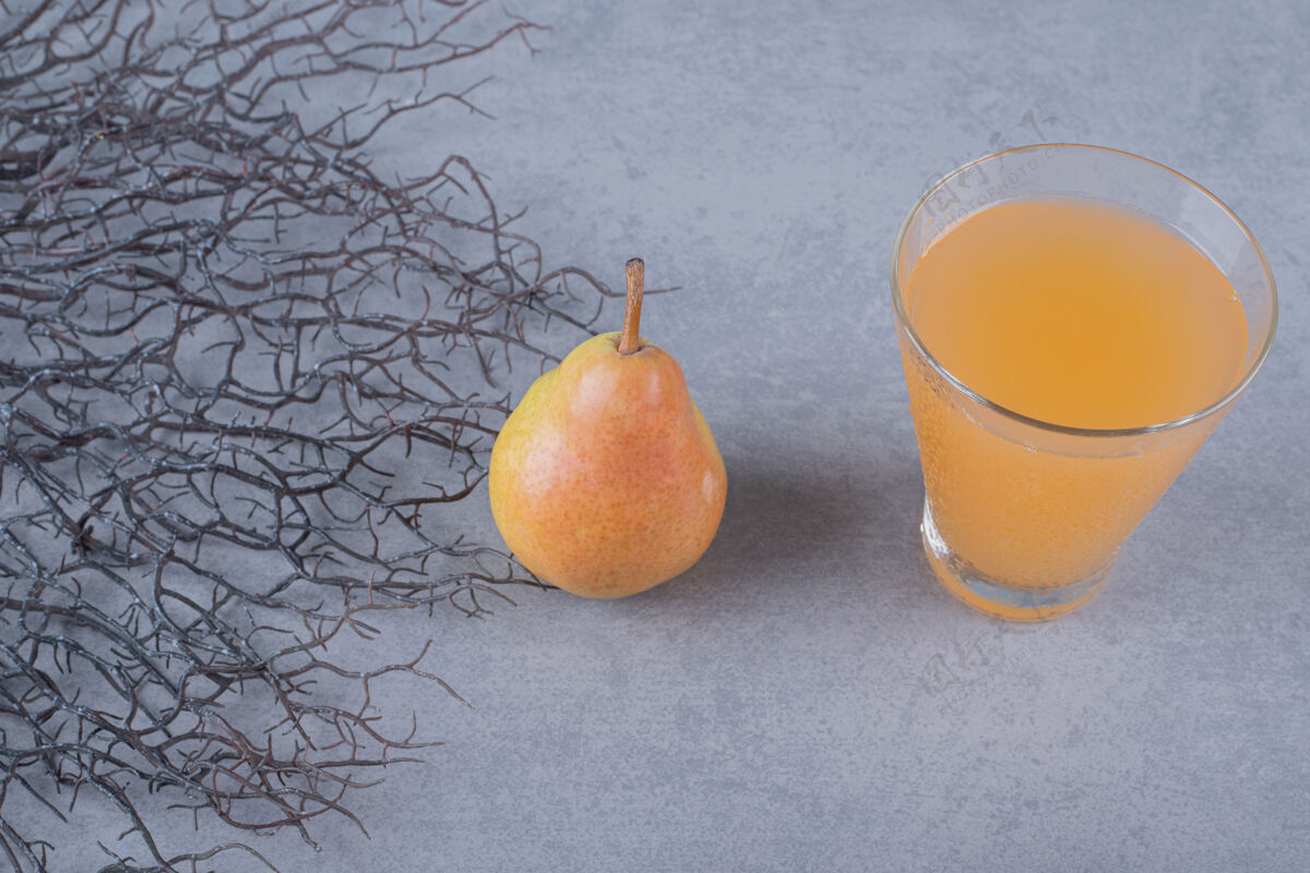 柠檬水新鲜有机黄梨配一杯果汁苏打水玻璃葡萄柚