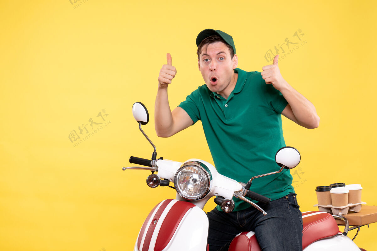 活动正面图：身穿黄色绿色制服的年轻男性信使工作摩托车速度