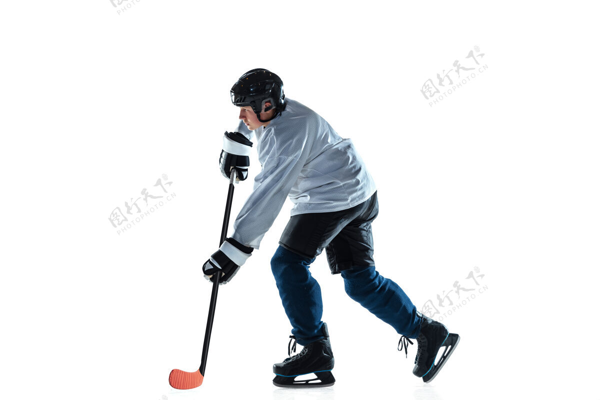 曲棍球年轻的冰球男选手 冰球场上的棍子和白墙冰健康团队合作