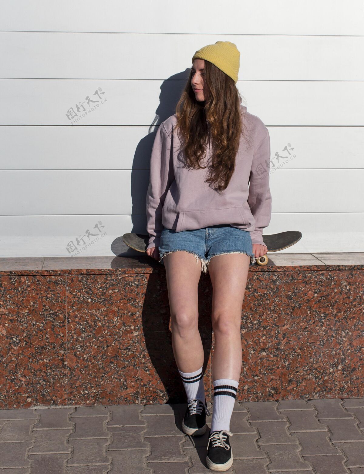 女孩坐在滑板上的少女运动青年训练
