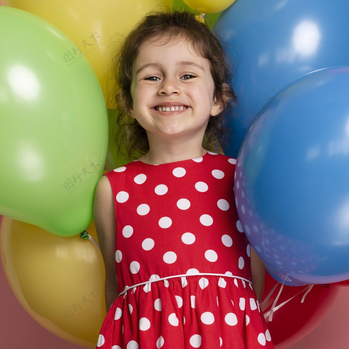 人笑眯眯的小女孩穿着红裙子庆祝生日年轻生日聚会节日
