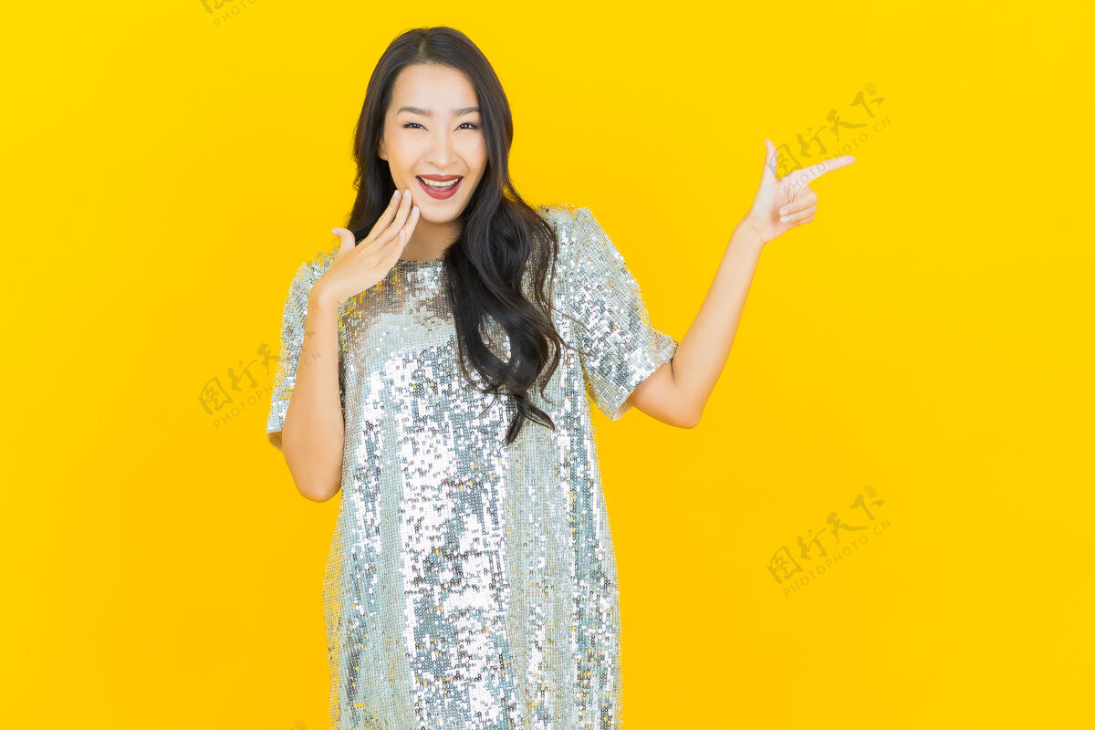 活力肖像美丽的亚洲年轻女子微笑着行动黄色欢乐黄色模特