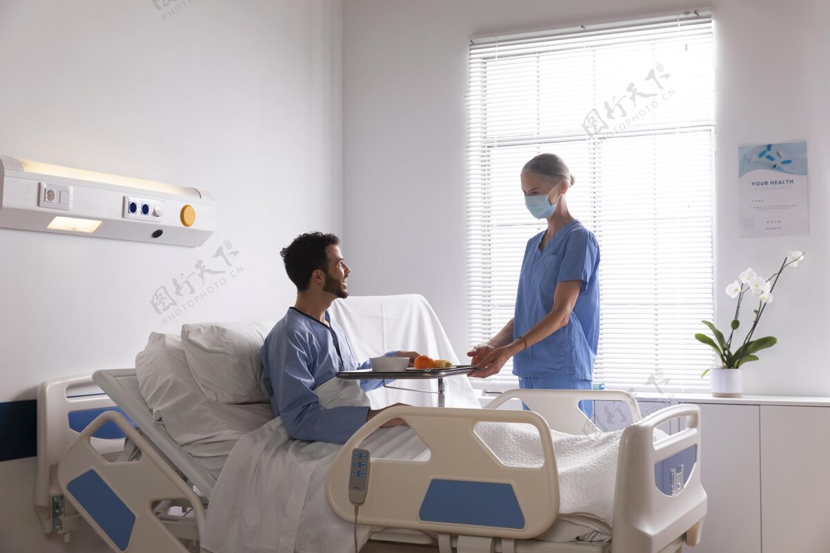 男人男病人在床上和护士说话护士药品疾病