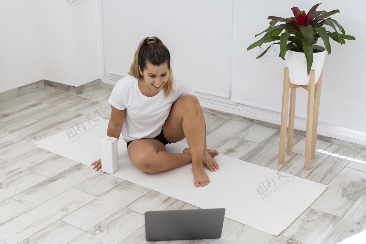 家具运动型女人在家做瑜伽放松笔记本电脑模型