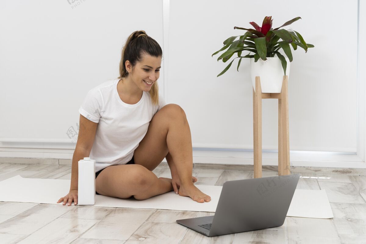 家具运动型女人在家做瑜伽室内纸箱地板