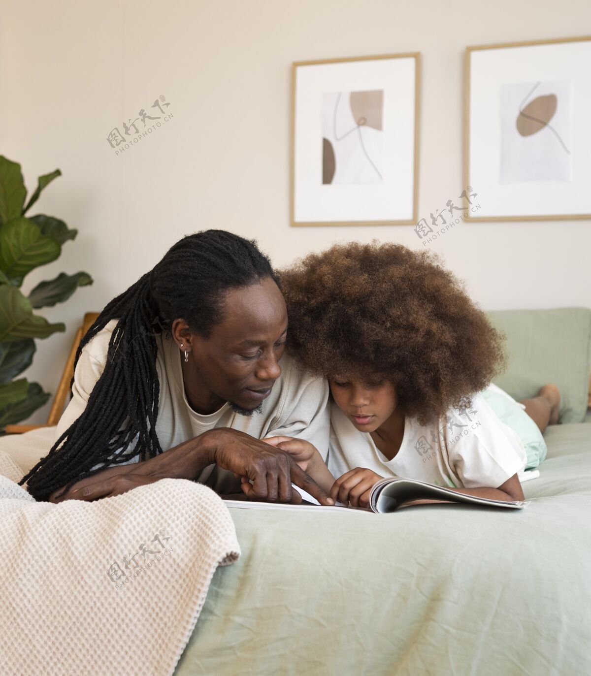 房子父女俩一起看书的正面图休闲室内家庭