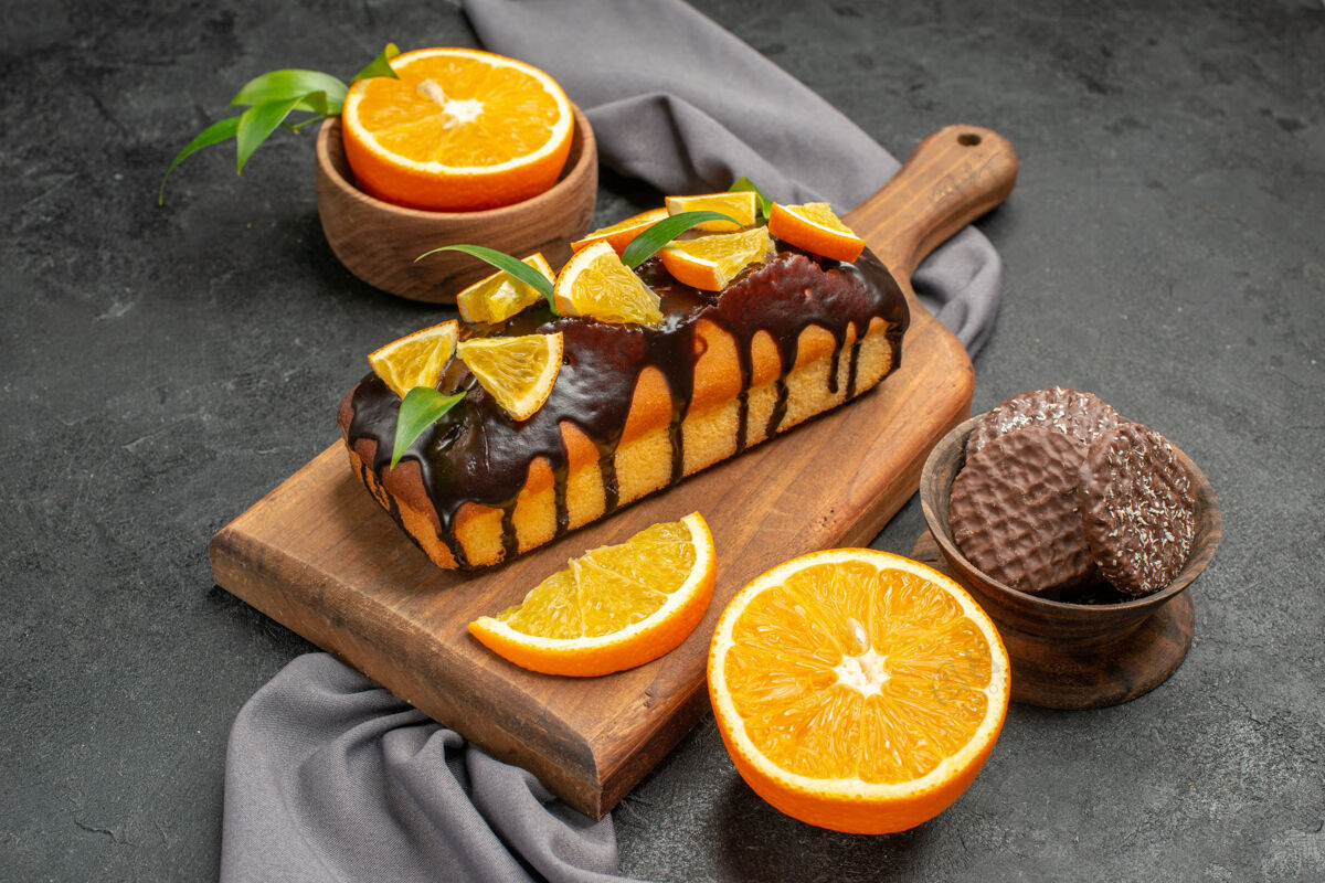 美味软可口的蛋糕切柠檬饼干在木制砧板和毛巾在黑暗的背景毛巾健康可食用水果