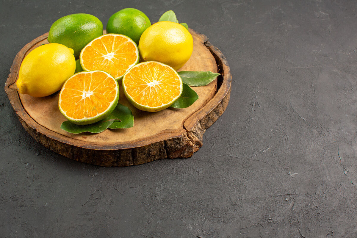 水果前视图新鲜酸柠檬在黑暗的背景健康健康背景