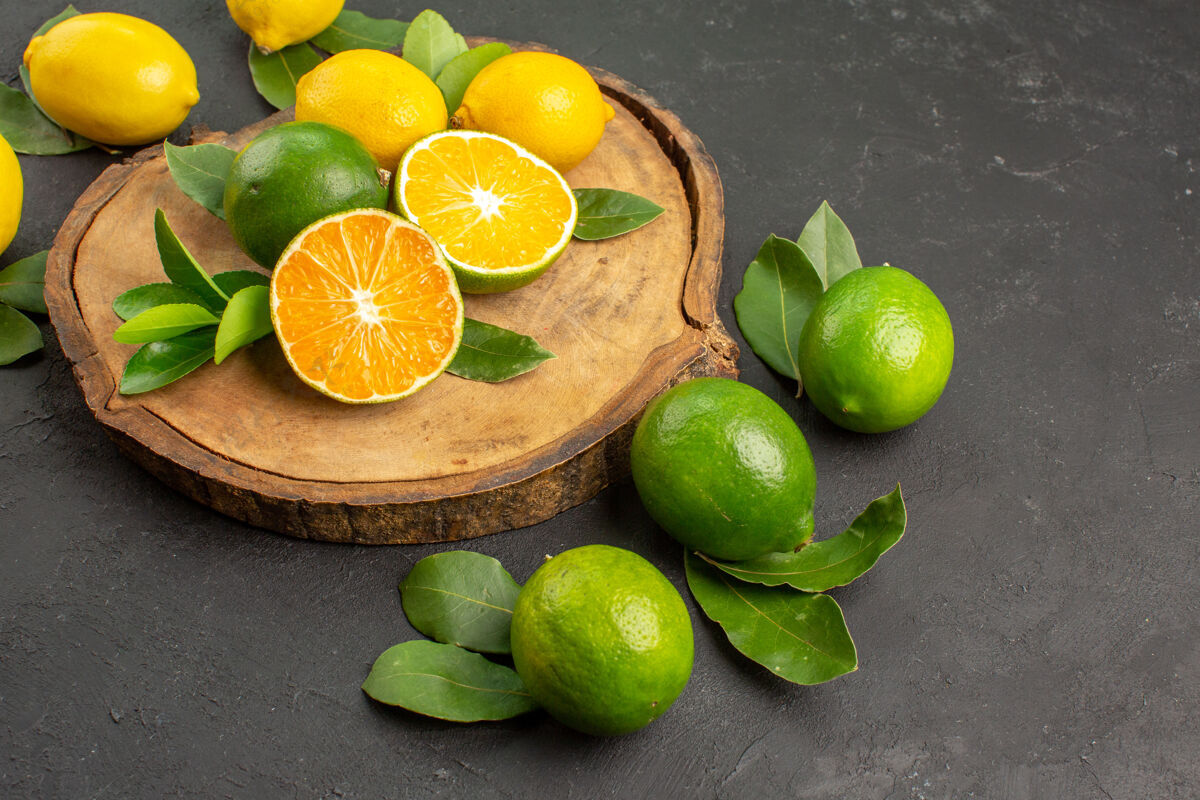 农产品前视图新鲜酸柠檬在黑暗的背景新鲜背景食用水果