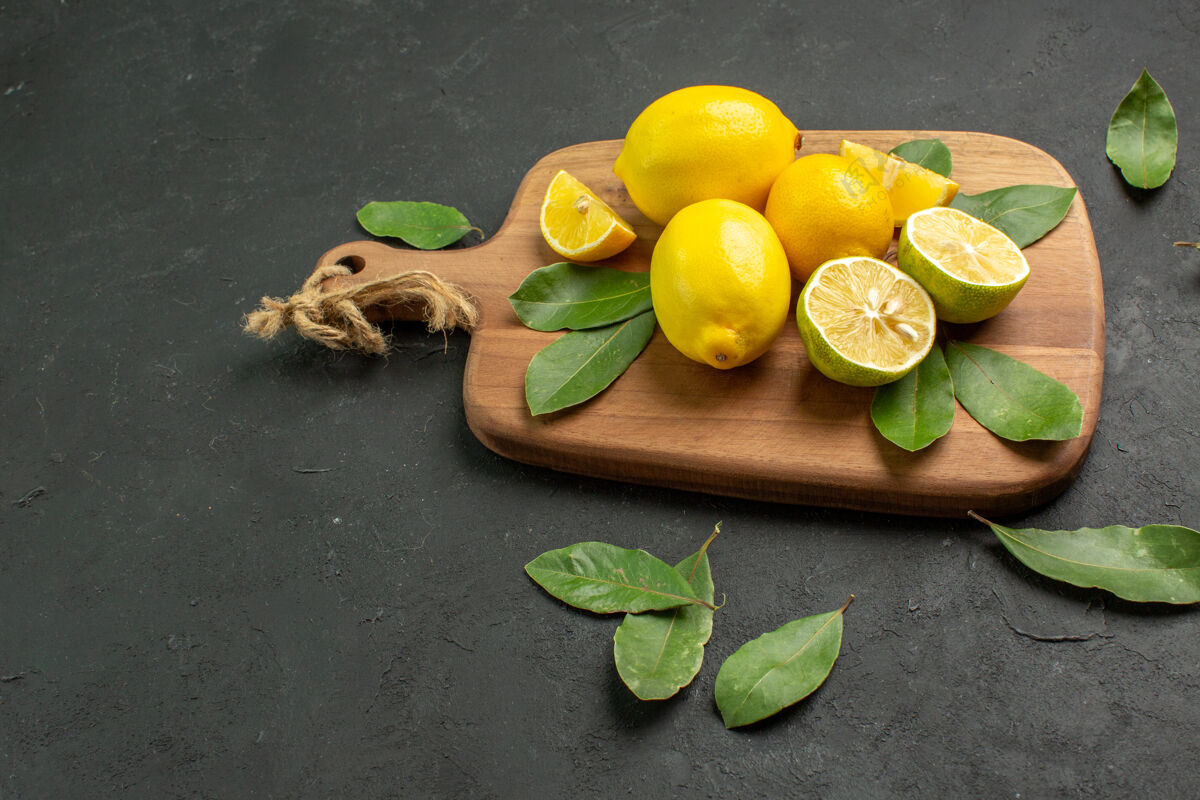 健康前视图新鲜的黄色柠檬 深色背景上的酸味水果营养食物新鲜
