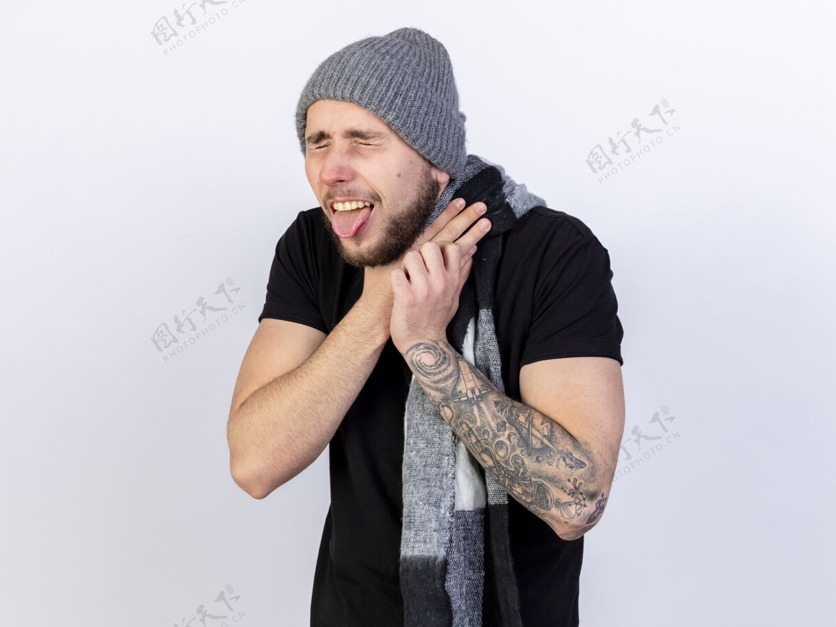 男人一个戴着冬帽 戴着围巾 浑身酸痛的白种人 咬住了自己的舌头 噎住了自己冬天疾病围巾