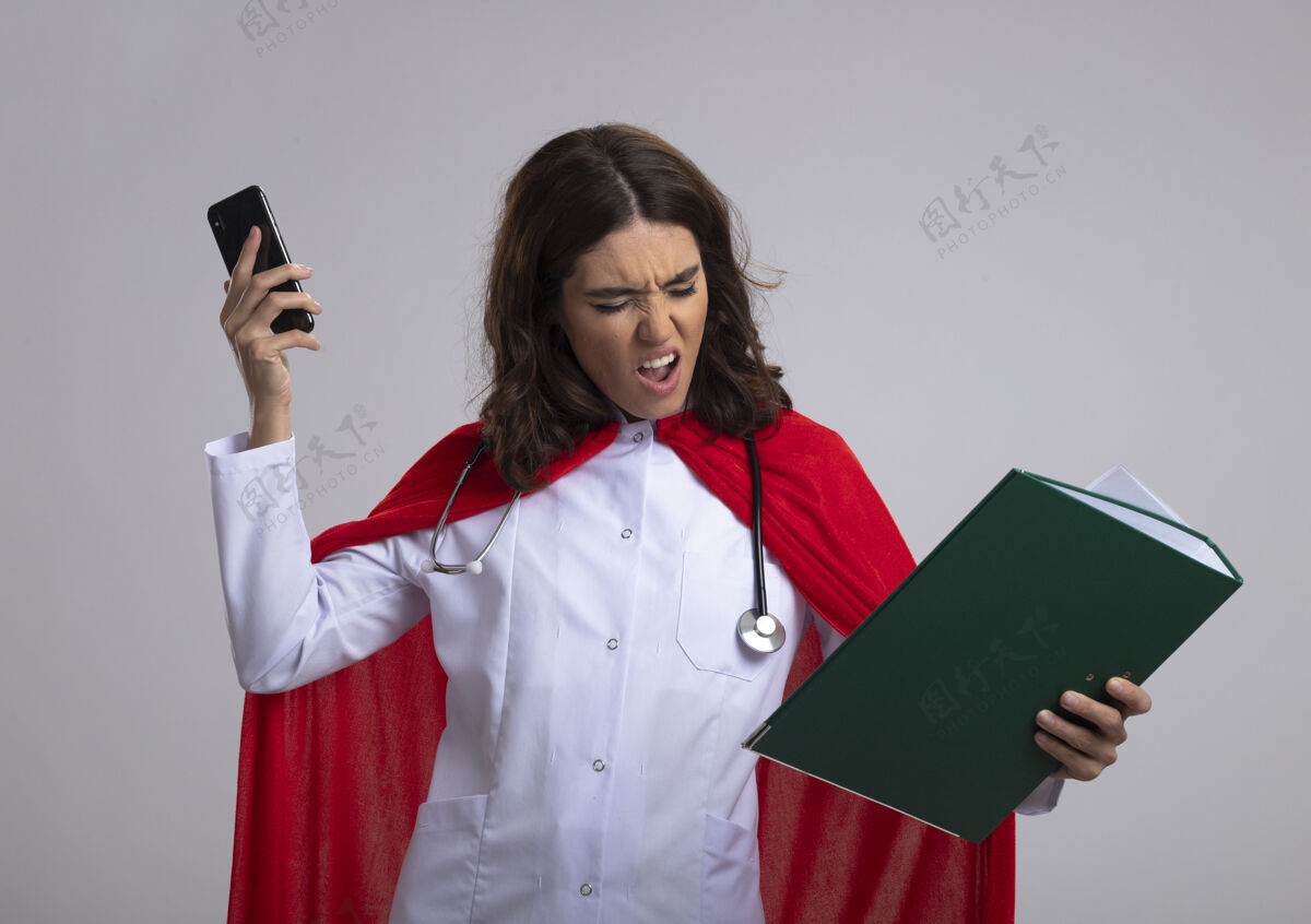 文件夹一个穿着医生制服 戴着红色斗篷和听诊器的白人超级英雄女孩拿着文件夹文件医生电话