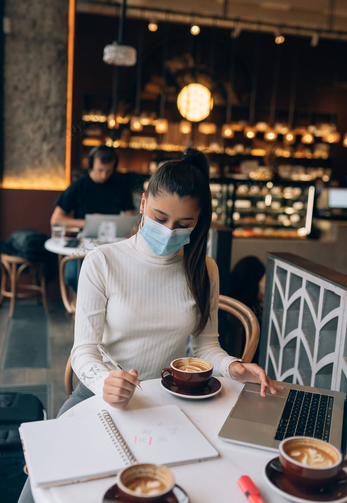 自助餐厅美女戴着医用面罩用笔记本电脑上班口罩病毒女性