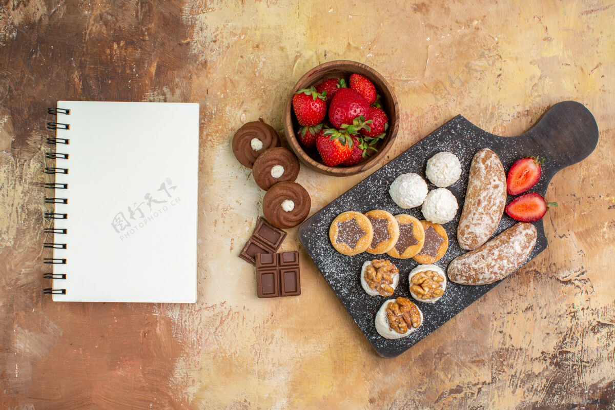 食物顶视图不同的甜点饼干和水果放在灯桌上上面木头水果
