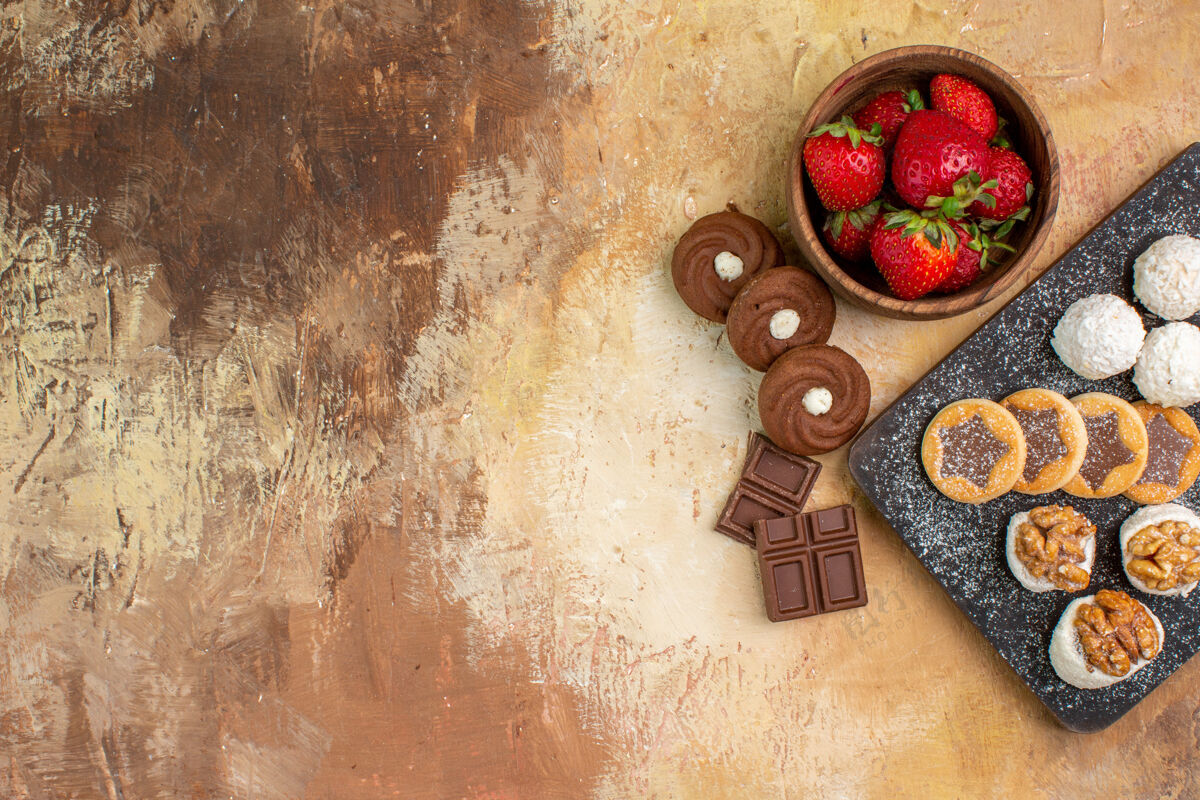 食物俯瞰不同的甜点和饼干和水果在一个光桌上棕色水果葡萄酒