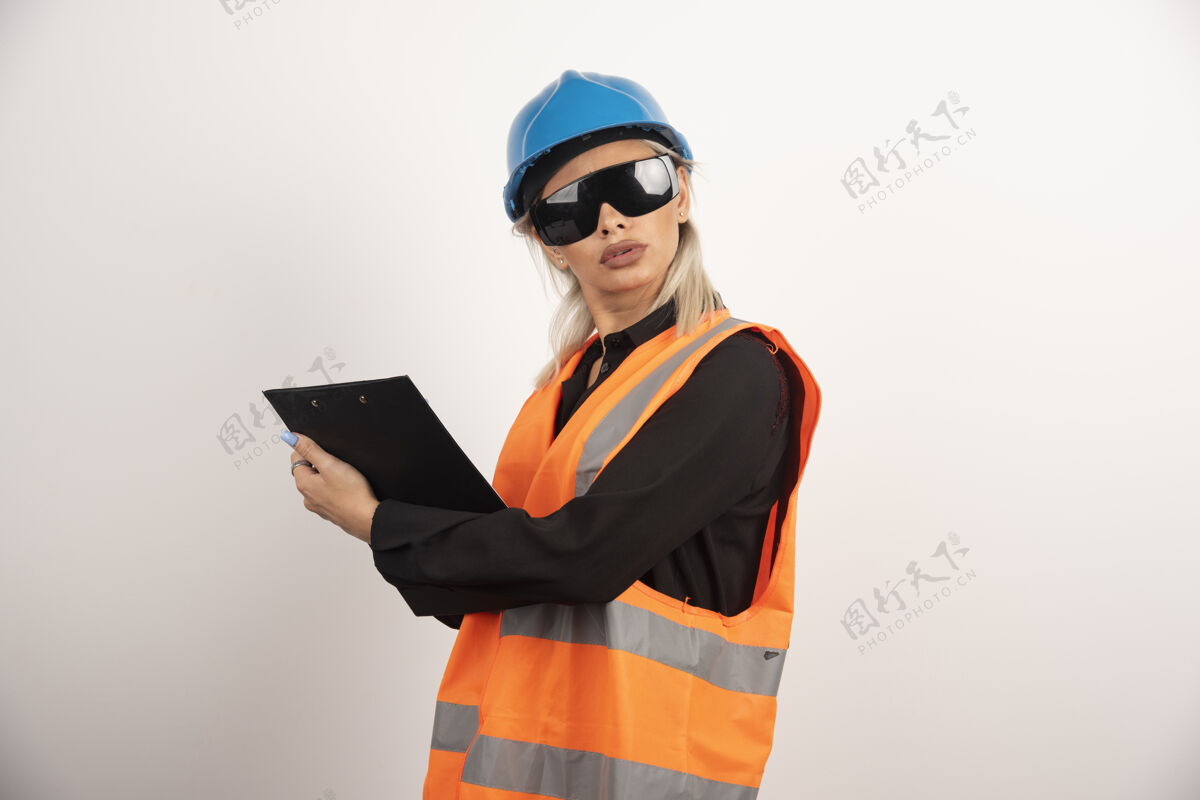 女性带护目镜和剪贴板的女建筑工人高质量的照片人护目镜人类