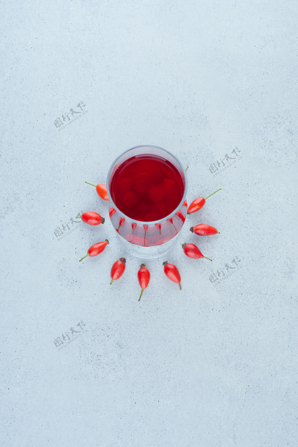 玻璃杯一杯红果汁果汁浆果水果