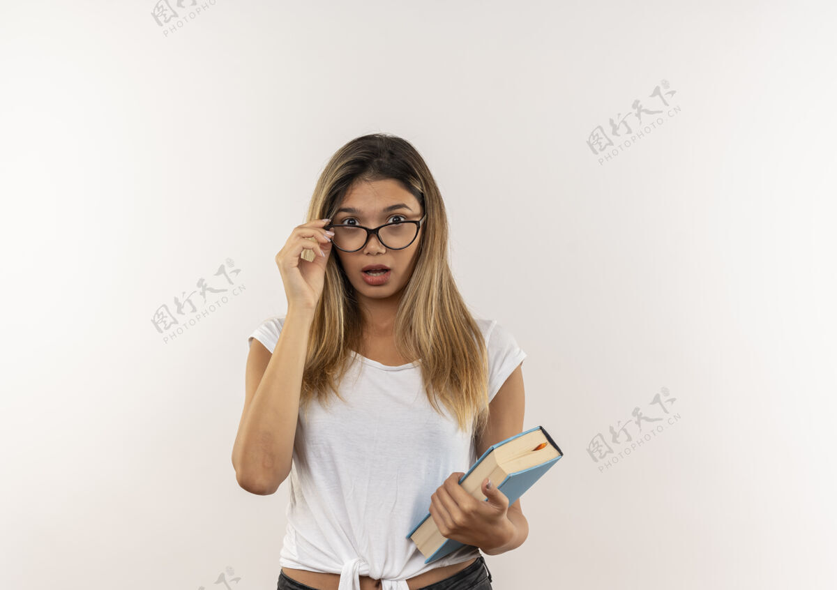 人年轻漂亮的女生戴着眼镜 背着书包 眼镜孤零零地贴在白墙上背部惊喜漂亮