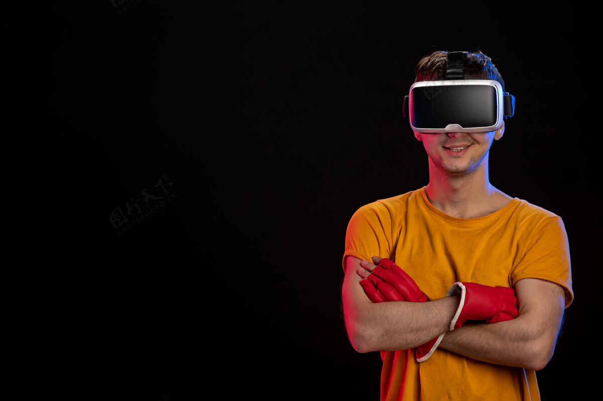 人年轻人玩虚拟现实在mma手套上的黑色表面男性视觉男人