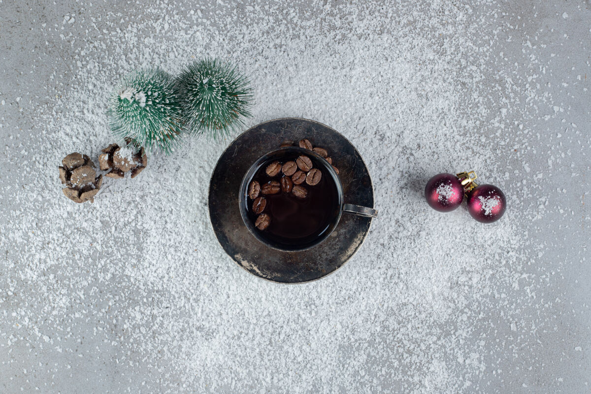 圣诞树一杯用椰子粉和大理石装饰的圣诞咖啡咖啡豆粉