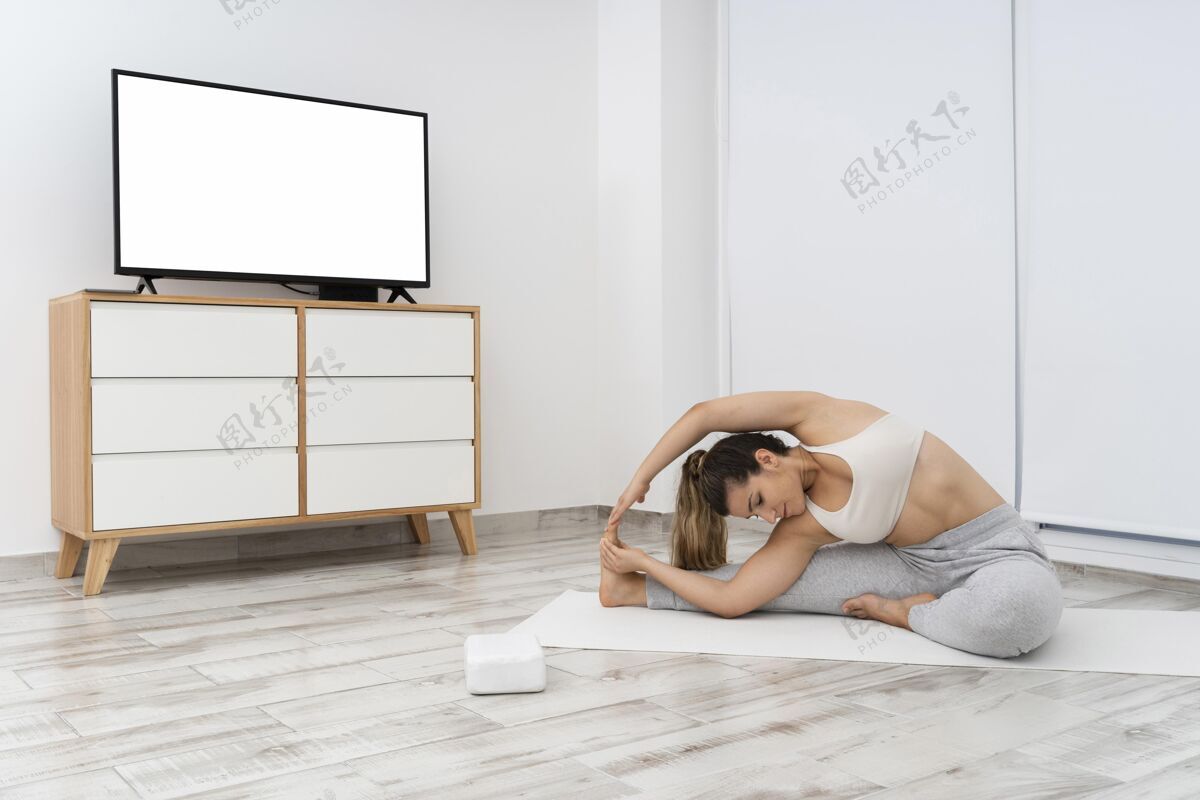 室内运动型女人在家做瑜伽地板娱乐室内
