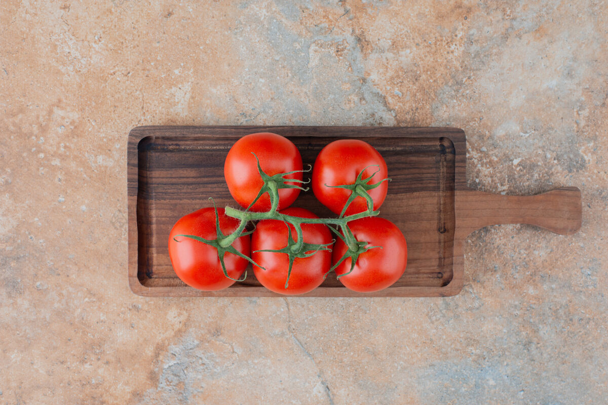 蔬菜大理石上放着新鲜西红柿的木板新鲜健康板