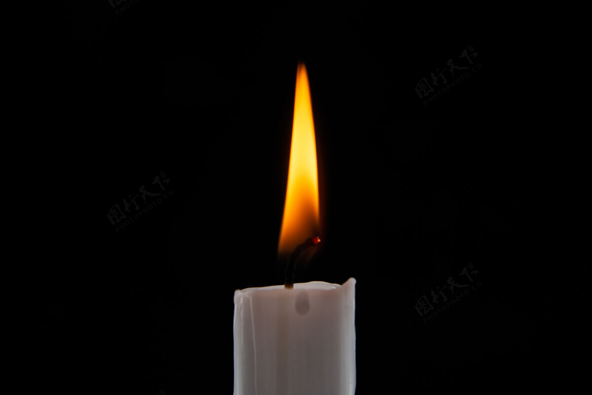 视图正面图在黑暗的表面燃烧着蜡烛宗教火焰火