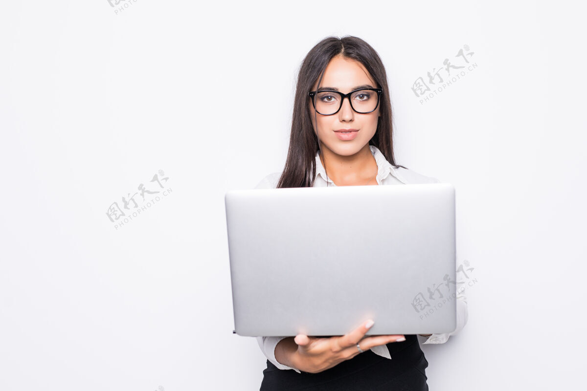 聊天年轻快乐微笑的商务女士穿着休闲服 手持笔记本电脑 发送电子邮件 与白色隔离使用互联网西装