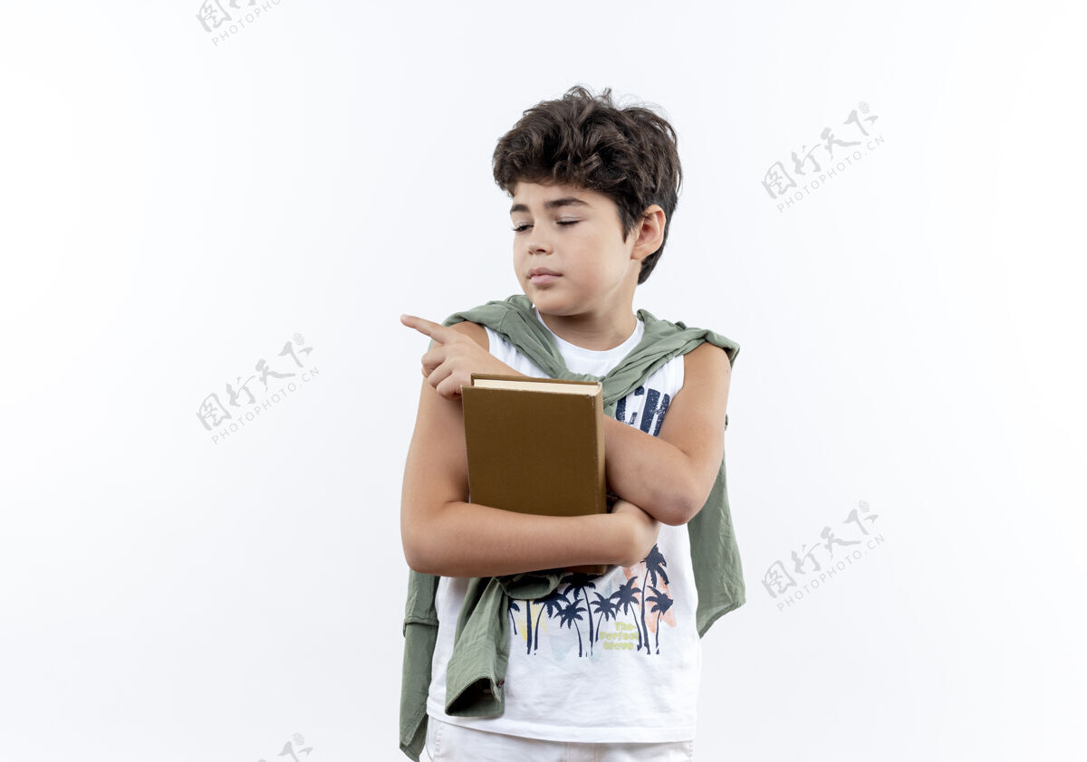 关闭小男孩闭着眼睛拿着书 指着旁边眼睛背景侧线