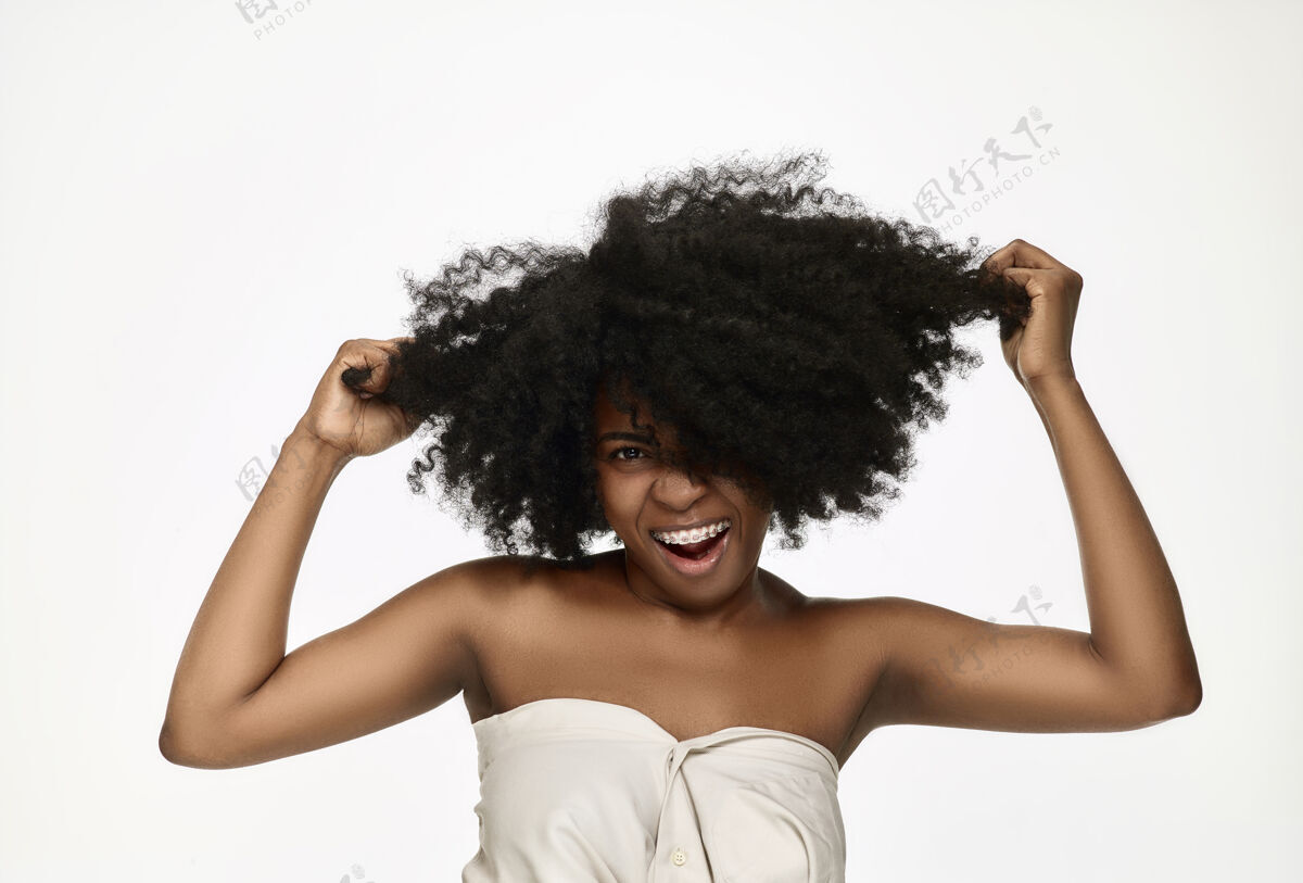 种族一位年轻的黑人妇女戴着牙套微笑的画像牙齿干净特写