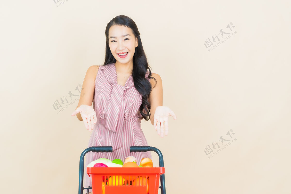 泰国肖像美丽的亚洲年轻女子微笑着从超市购物篮超市享受客户