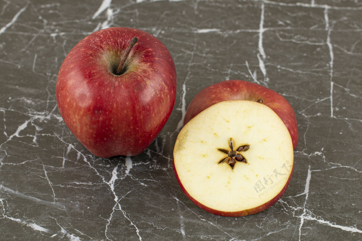 健康红苹果的特写照片整片和切片素食营养苹果